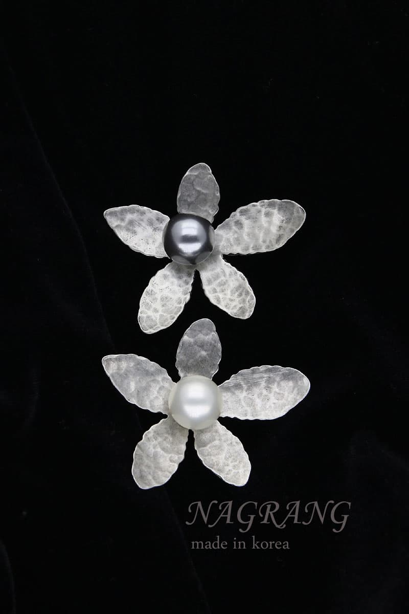 NAGRANG Flower shaped silver casting pearl brooch